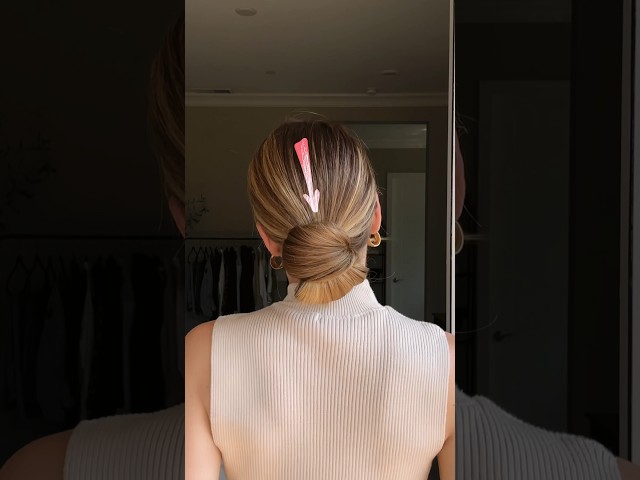 HOW TO CREATE A CHIC LOW BUN class=