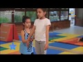 الصغيرة غالية فطاني تقدم للأطفال دروس عملية في حركات الجمباز وبطريقة سهلة