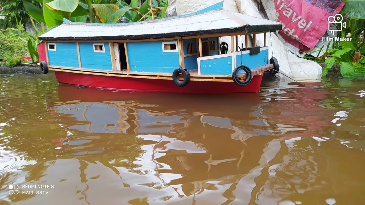 miniatur kapal Bandong legendaris penjelajah Sungai Kapuas.