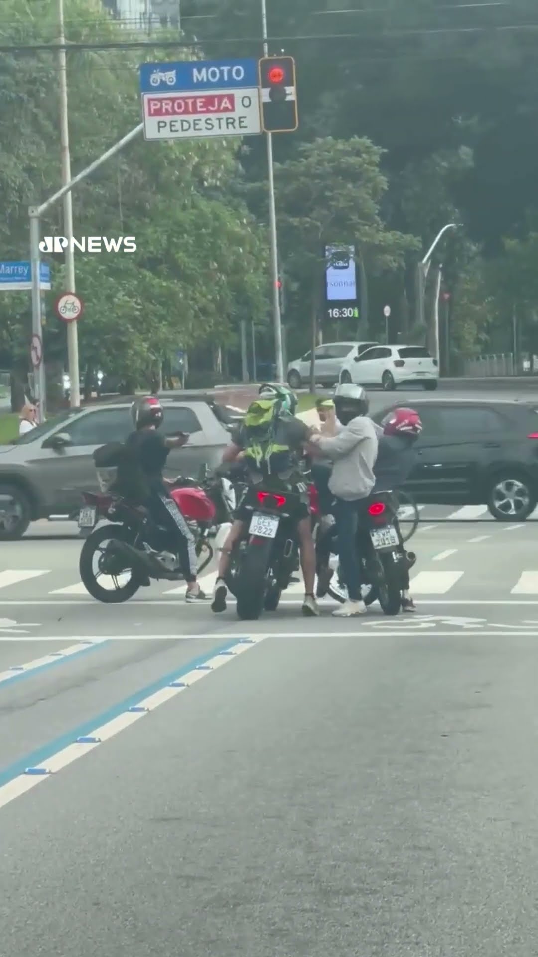 Motoqueiros cercam piloto e roubam moto de luxo em uma das principais avenidas de São Paulo #Shorts
