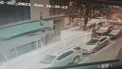 Quay chậm cảnh đỡ cháu bé rơi từ tầng 12 tòa chung cư xuống mái tôn