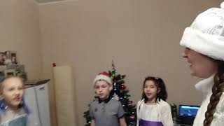 Танцевальная игра 4 шага. Дед Мороз и Снегурочка танцуют с детьми