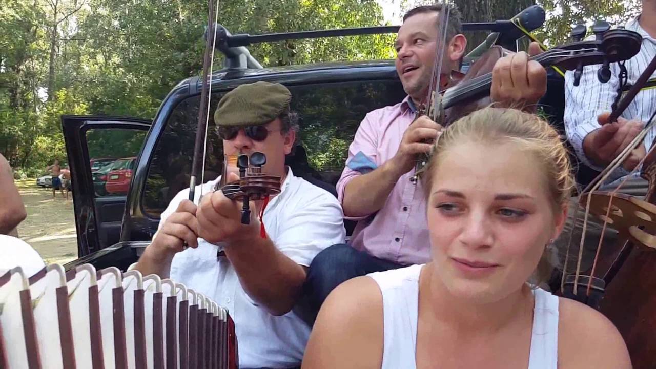 A pergÅ zenekar a navara mozgó kis szÃnpadon panyola feszt 2016 ...