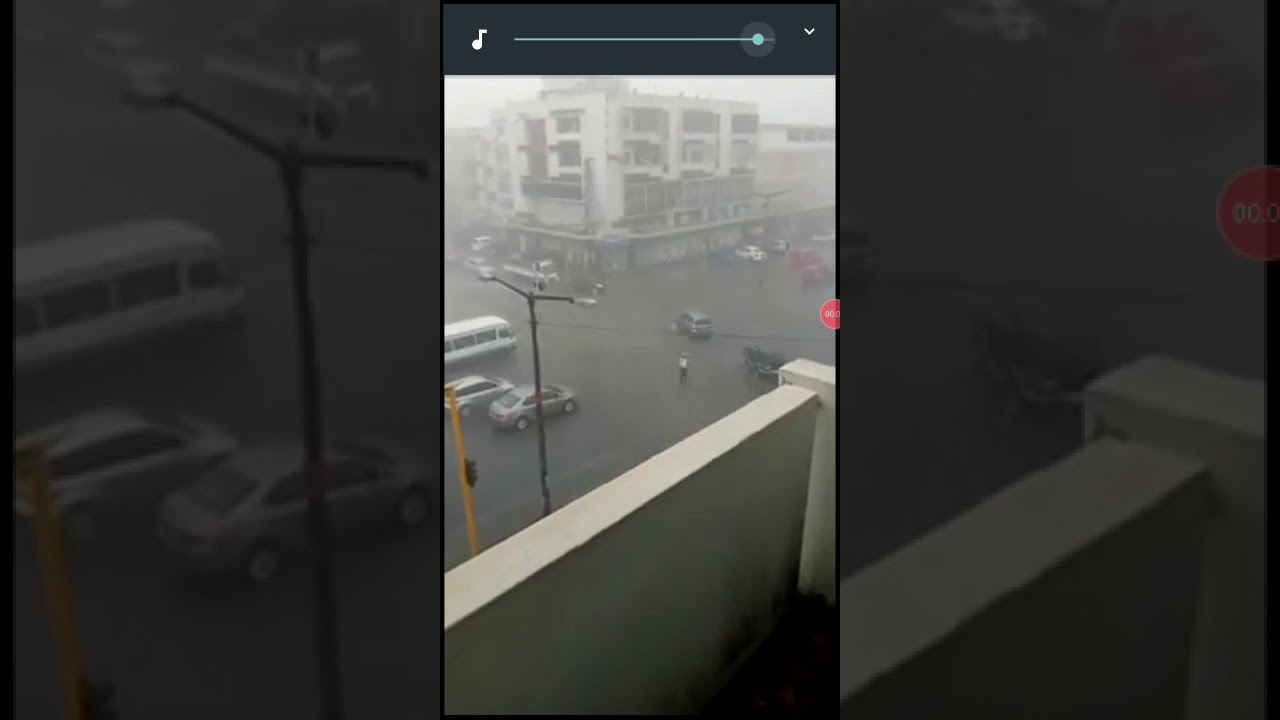 Policia de transito de moçambique trabalha no meio da chuva