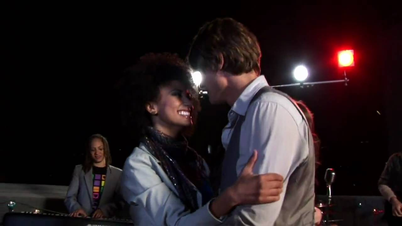 Andy Allo - Hooked (Official Music Video) auf YouTube ansehen Andy Allo - Hooked (Official Music Video) auf YouTube ansehen