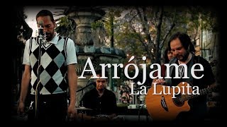 Video thumbnail of "La Lupita Arrójame Letra"