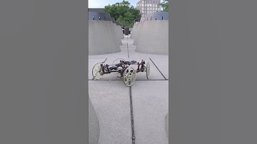 Deze robot racet niet alleen, hij beklimt muren net als Spider-Man!