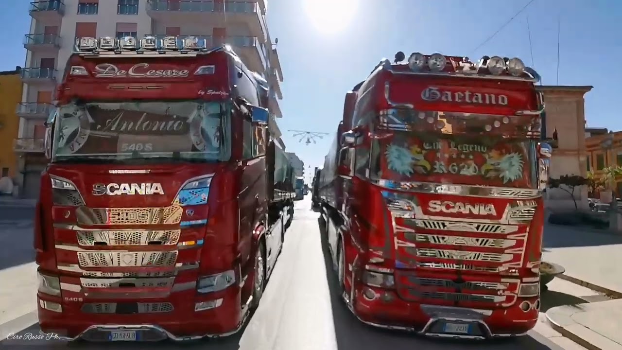 Camion in fila per due a non finire.