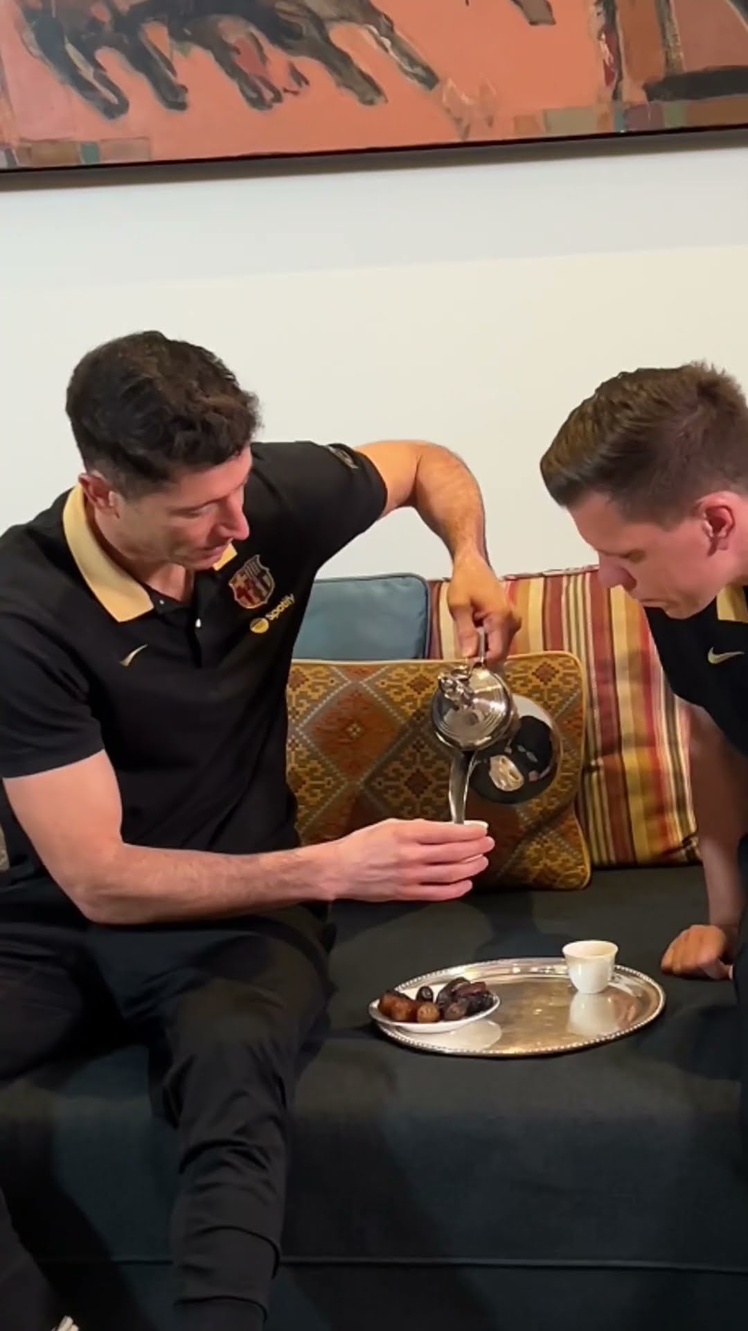 The Polish duo tries Arabic tea for the first time ? #fcbarcelona #lewandowski #szczęsny #shorts