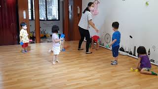 20200509辰辰音樂課(7)硬要拉坐著的妹妹起來