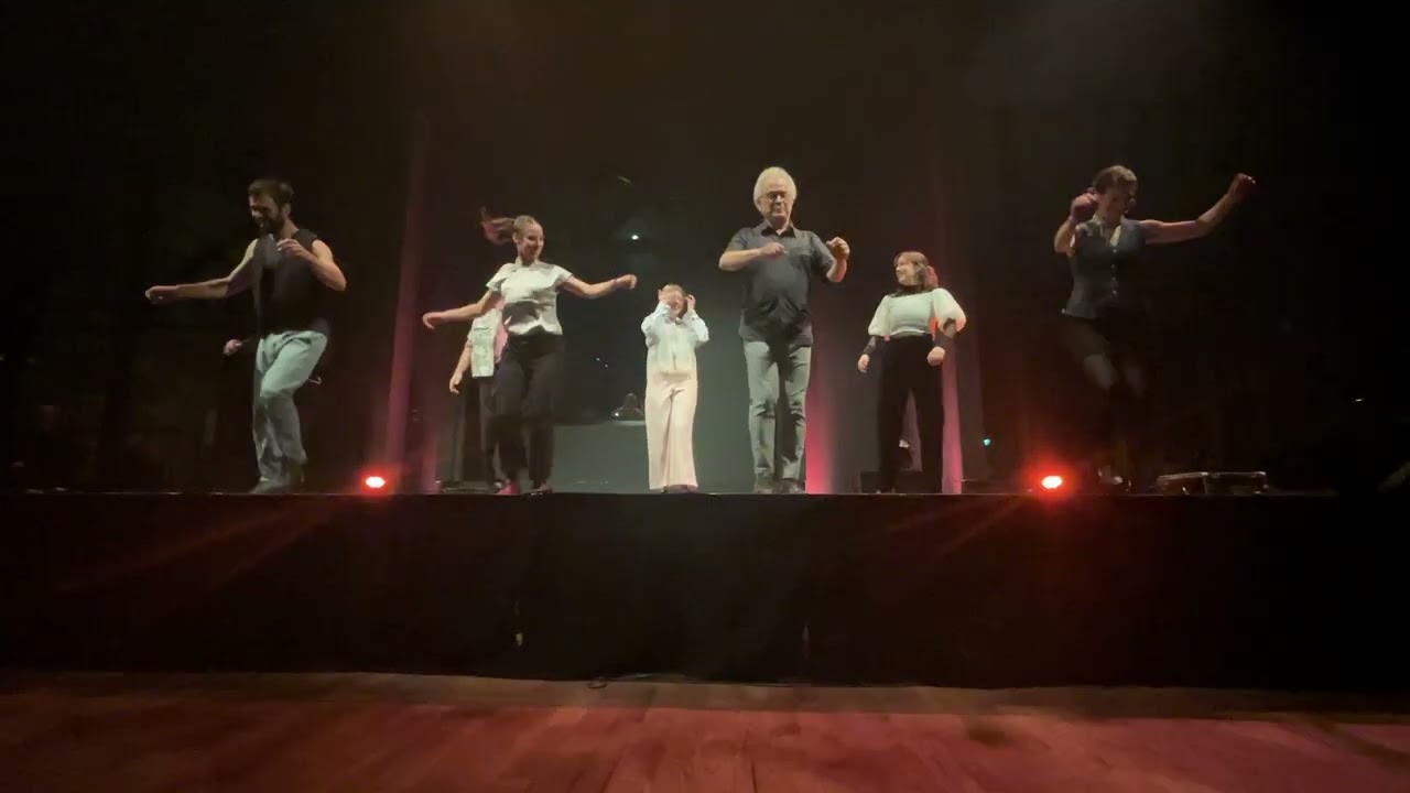 Les manteaux su’l’lit pis les bottes dans l’bain 2026 #4