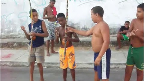 Dez2011_Ilha Amarela_crianças tocam berimbau e lutam capoeira