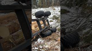 Holzanhänger kippt um 😅🌲 Fail bei der Forstarbeit #forstwirtschaft #holztransport #fail #waldarbeit