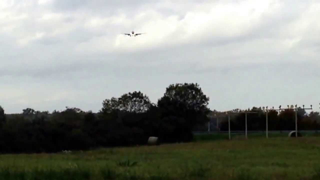 Boing 737-900 Ryanair landing Baden airpark - YouTube