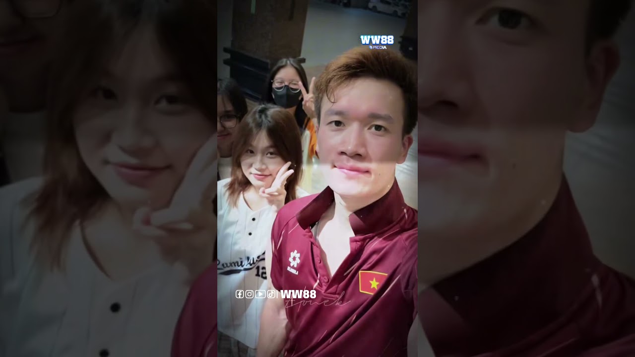 xskt3 HOÀNG ĐỨC CỞI ÁO CHỤP HÌNH CÙNG FAN NỮ CÓ HÀNH ĐỘNG ĐÁNG YÊU