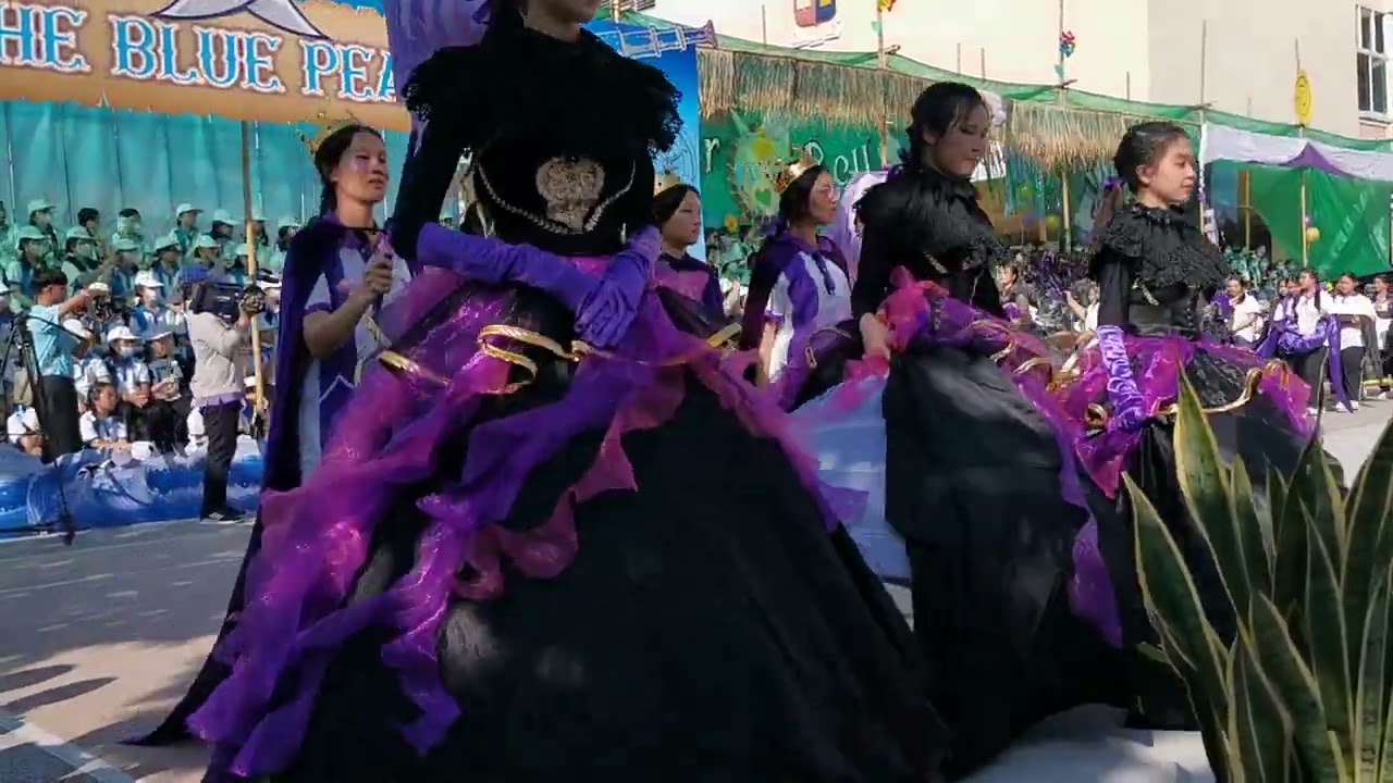 ขบวนพาเหรดงานกีฬาสี รร.ซางตาครู้ส