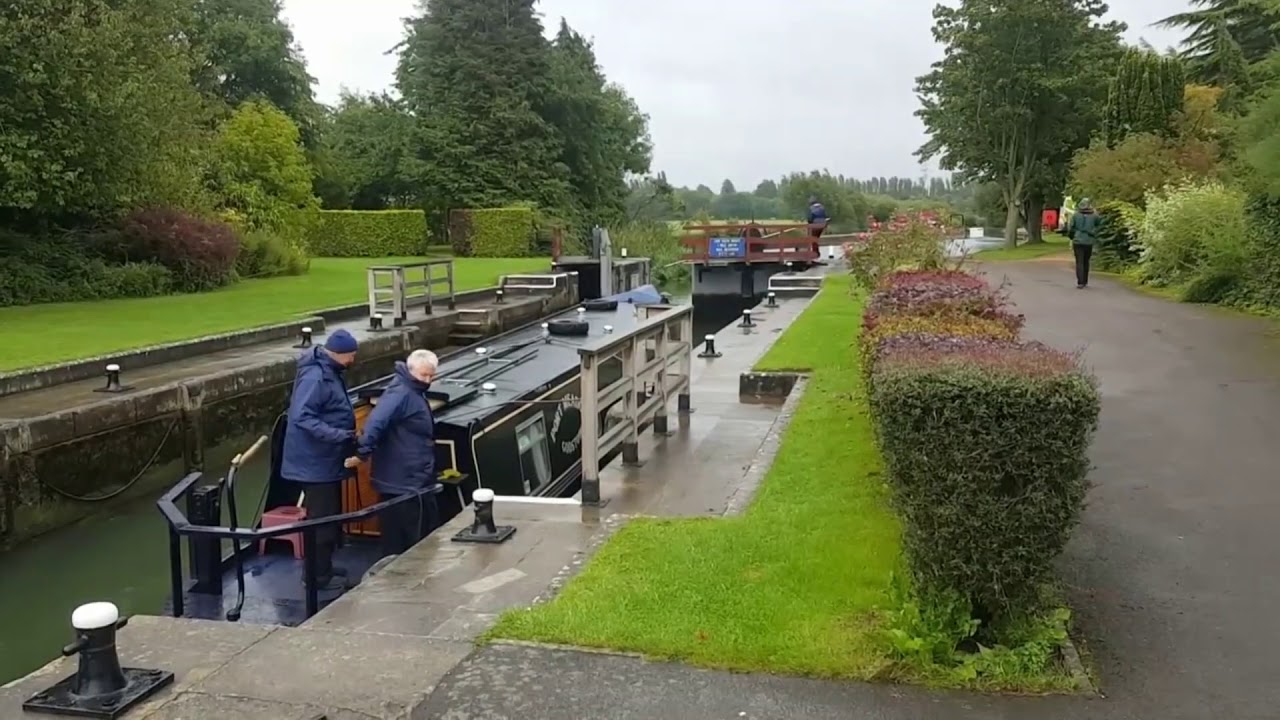 A walk along the Thames Path near Oxford