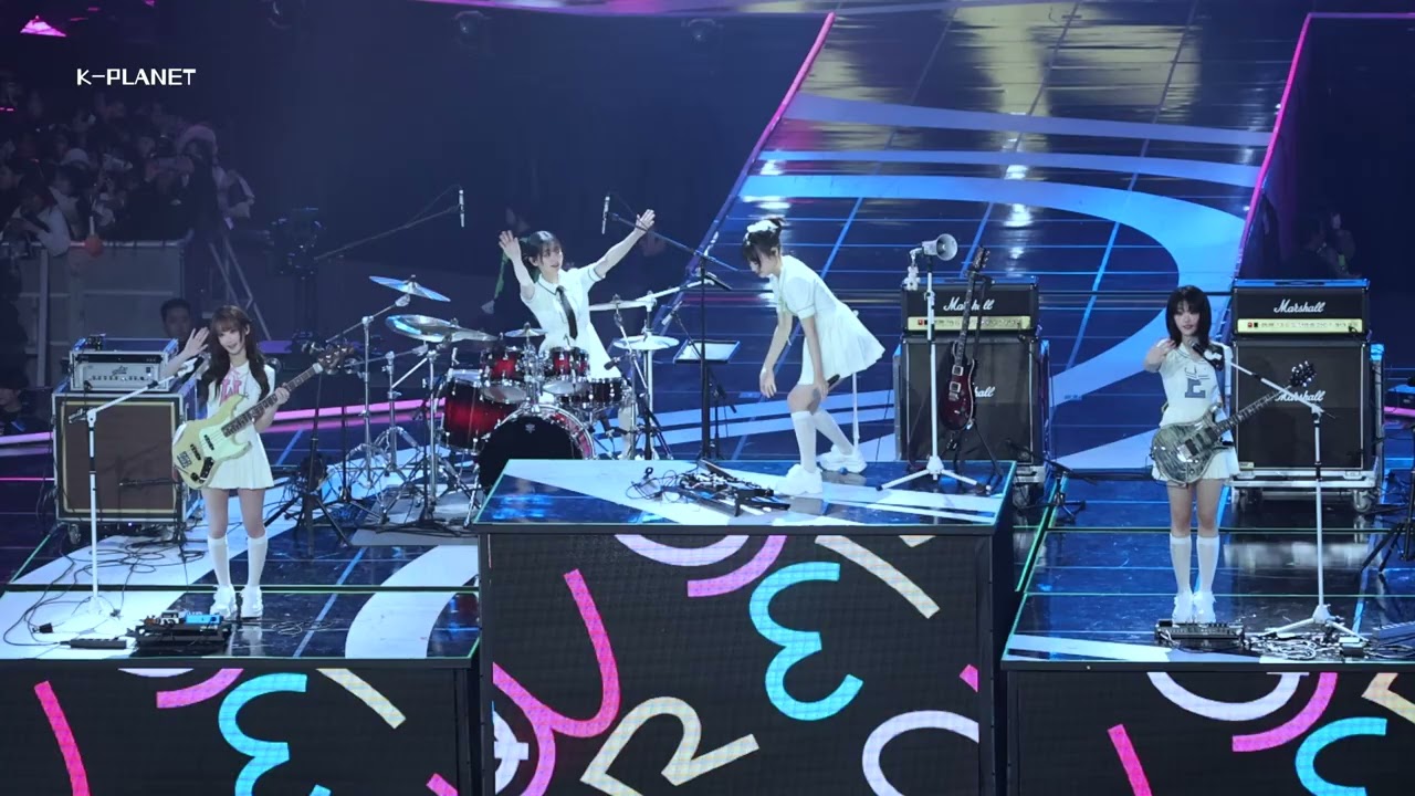 【2024 MMA】QWER 'My Name is Malguem (내 이름 맑음) + T.B.H (고민중독)' 4K Fancam 직캠 | 16TH 멜론 뮤직 어워드 241130