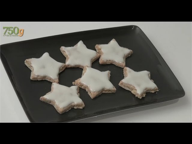 Lévitation De Biscuits étoiles Sur Fond Blanc Rangée De Biscuits à La  Cannelle En Forme D'étoile, Noix D'amande Et Morceaux De Biscuits Cassés En  Lévitation Volant Autour D'un Fond D'hiver Brun Doré Abstrait