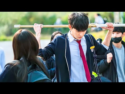 بنت منحوسه بتطرد من شغلها وبتشتغل مساعده لشاب وسيم وبتعرف انه عايش طول حياته في الغابة وحييد بنت منحوسه بتطرد من شغلها وبتشتغل مساعده لشاب وسيم وبتعرف انه عايش طول حياته في الغابة وحييد