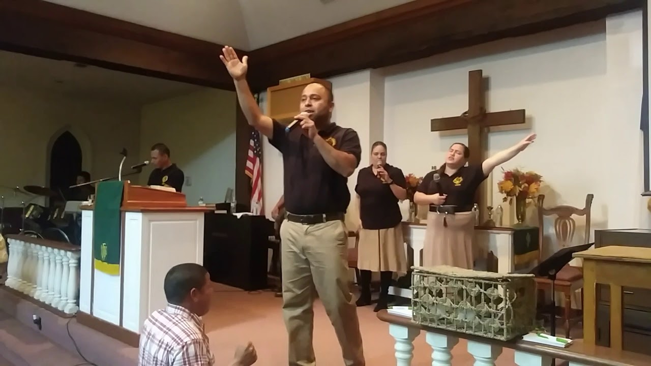 El angel de Jehová acampa al rededor del que le teme - YouTube