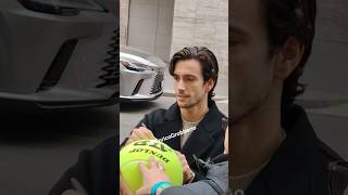 Lorenzo Musetti saluta i tifosi prima di lasciare Torino Atp Finals 2025