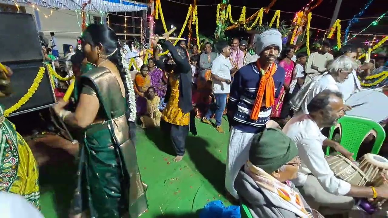 * బాగుందేమే..బాగుందేమే *..బి.కొత్తకోట మండలం ఉలవలవారిపల్లె శ్రీపాలేటమ్మతల్లి కోలాటం బృందం గజ్జపూజలో 