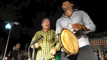 José Nogueras canta la plena "Vive tu vida contento."