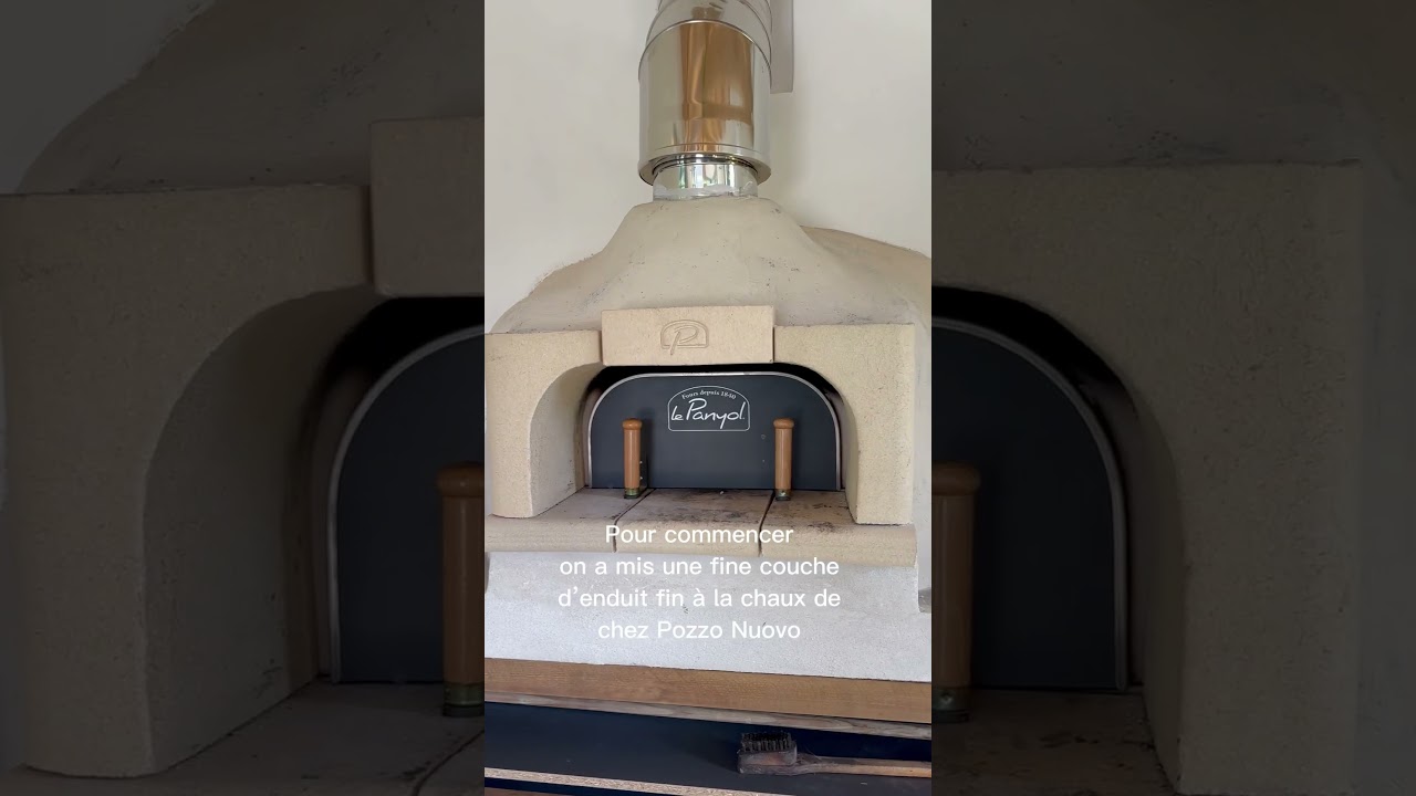 On applique un enduit fin à la chaux sur un four à bois panyol. Résiste à la chaleur, à l’humidité