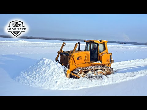 Видео: Тяжелая техника против снега - снегозадержание на поле бульдозером Б-11 ЧТЗ. Зима - 2022!