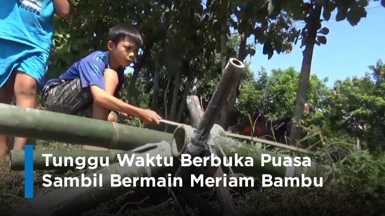 Tunggu Waktu Berbuka Puasa Sambil Bermain Meriam Bambu