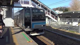 列車交換で相武台下駅に到着する相模線上り列車と停車中の下り列車の205系500番台