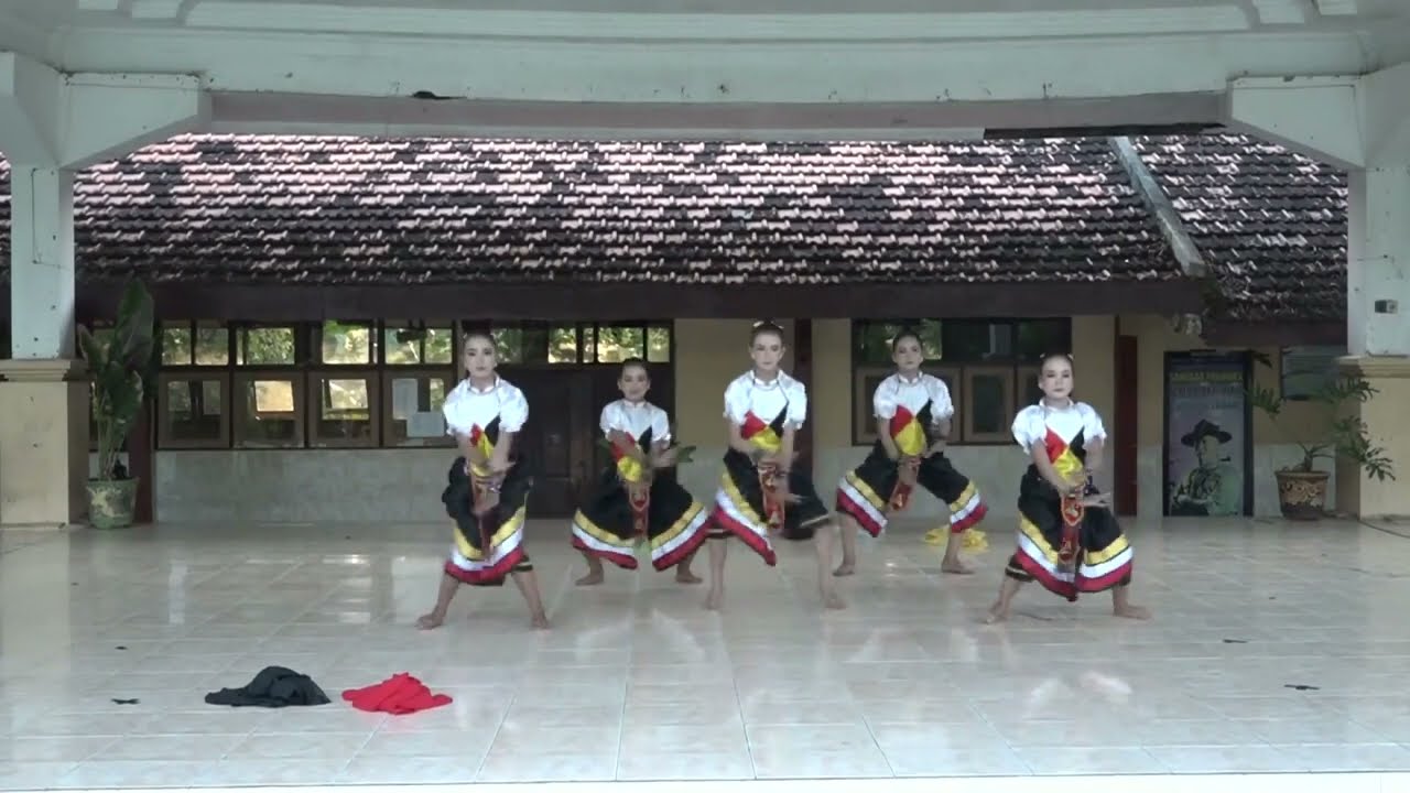 Tari Moncat Oleh Smpn 4 Tuban (SANDUR)