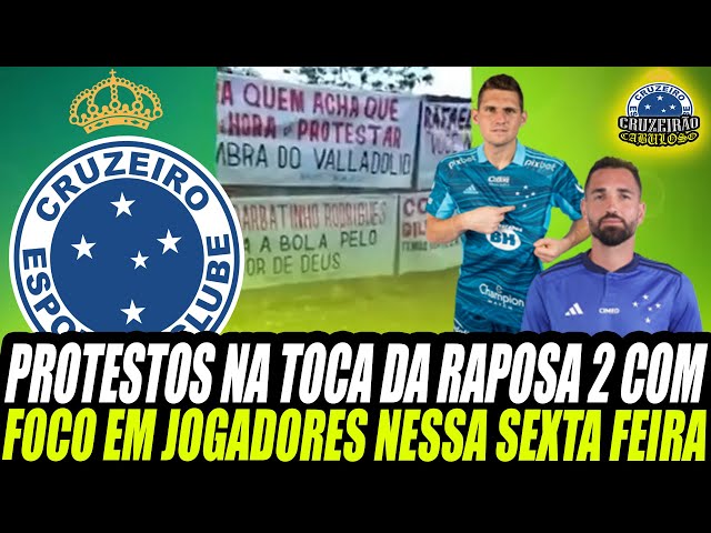 Torcida do Cruzeiro protesta no CT do clube e ameaça jogadores. Vídeo