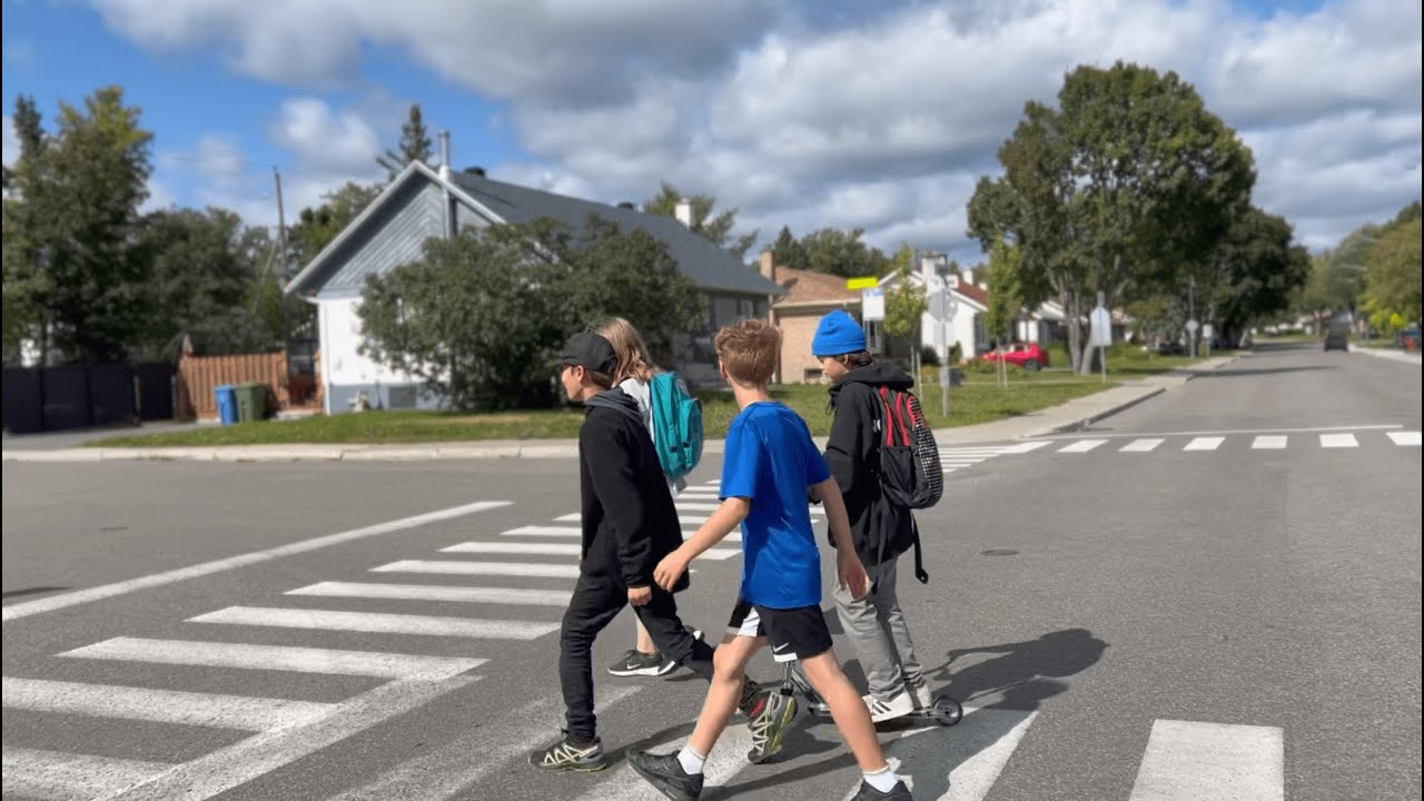 Sécurité routière aux abords de l'école Guillaume-Mathieu - YouTube