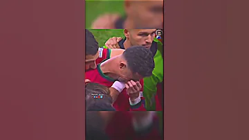 لحظة بكاء كريستيانو عندما شاهد والدته في المدرجات حزينة من أجله 