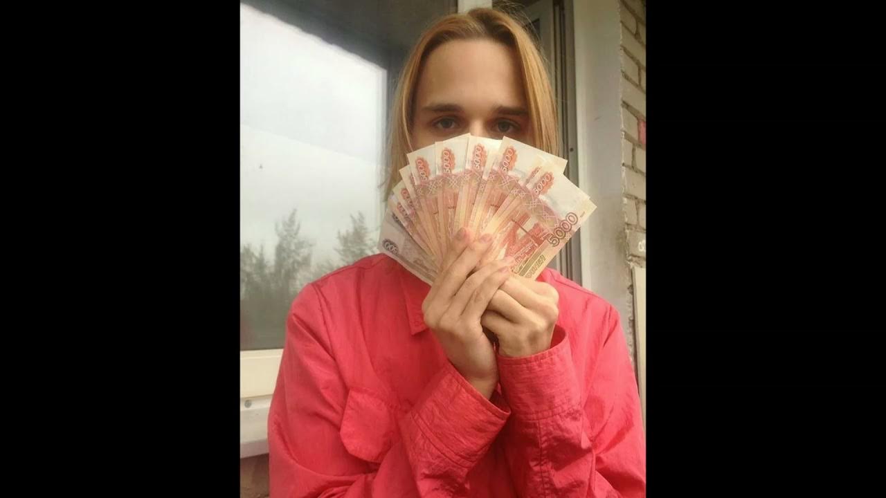 Милана держит в руках фото