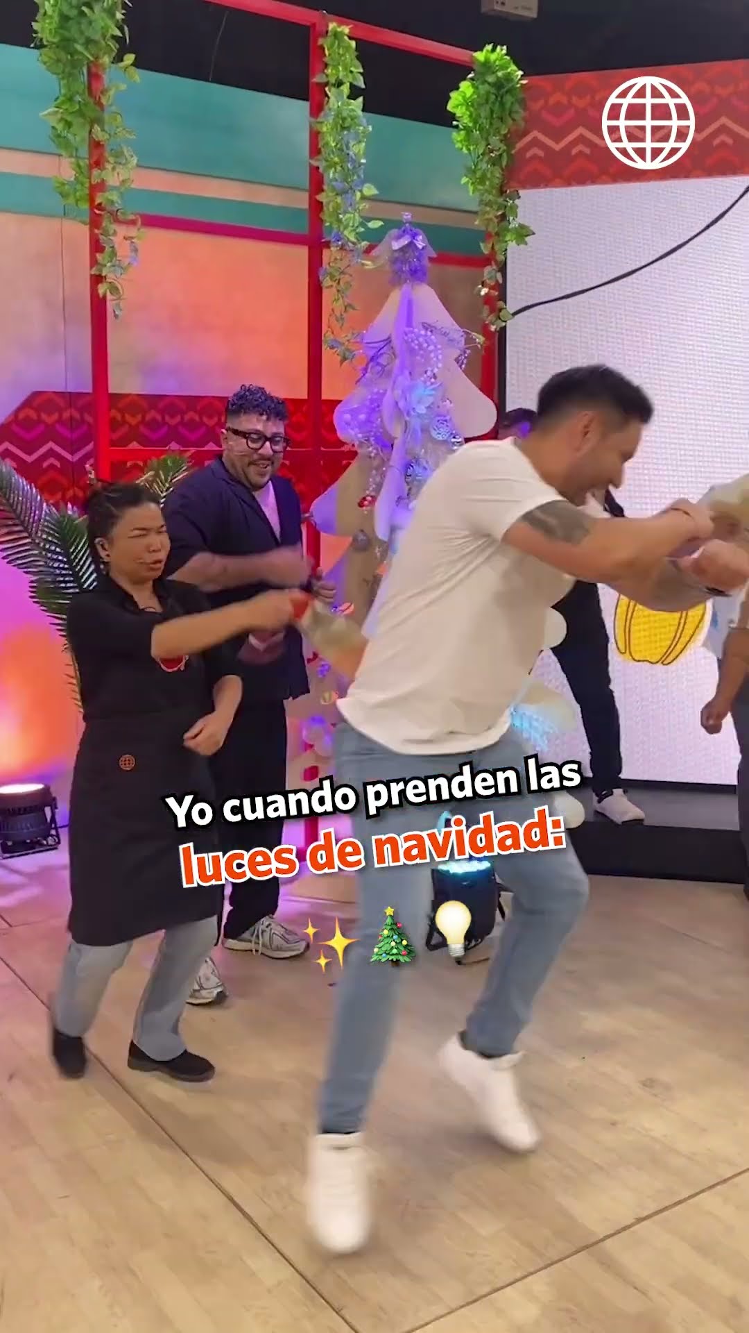 #EnLaMesa ¡Así se viven las vísperas de Navidad! ?✨ P.S: Cuidado con el secador de la chinita Li ?