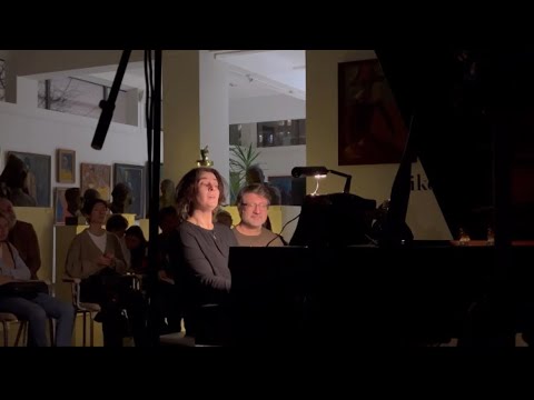 Видео: Bach: Bourree 2 from 