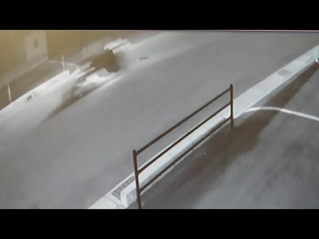 職務質問した警察官、バイクに引きずられる 防犯カメラ映像 - YouTube