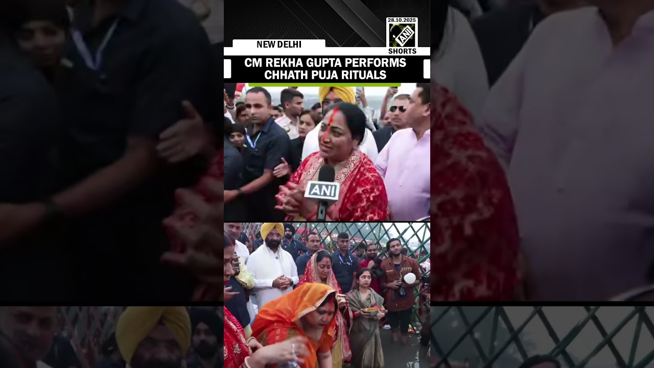 КМ Дели Рекха Гупта выполняет ритуалы Чхат Пуджа в Хати Гате недалеко от ITO.