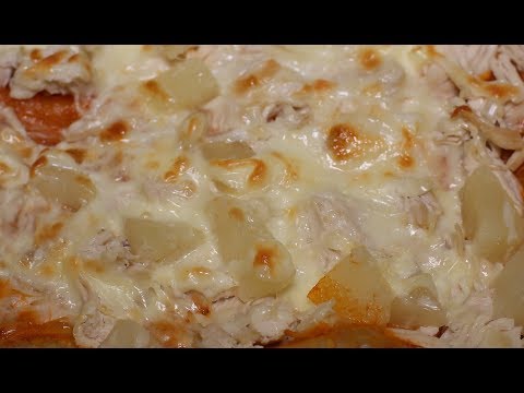 Вкуснейшая пицца с курицей и ананасами.
