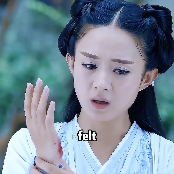 It’s incredible that the girl was asked to split firewood with her bare hands!#movie