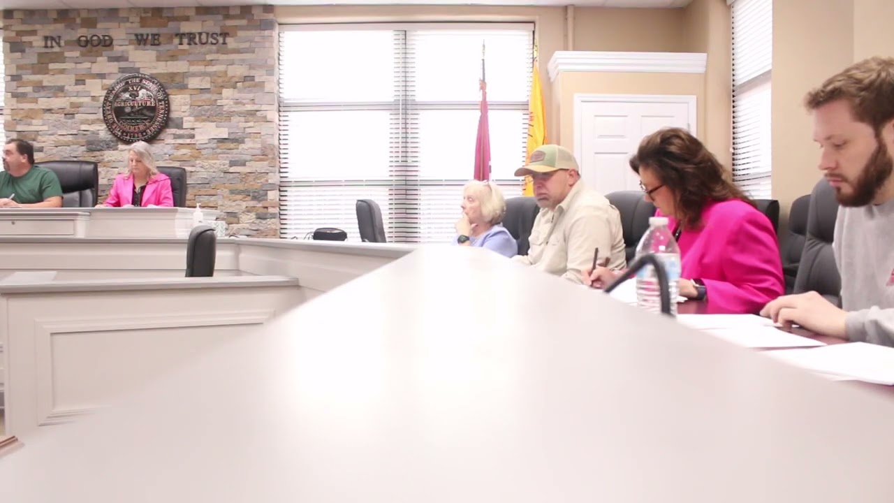 Школьный совет обсуждает проект строительства спортзала в начальной школе Джексоборо.