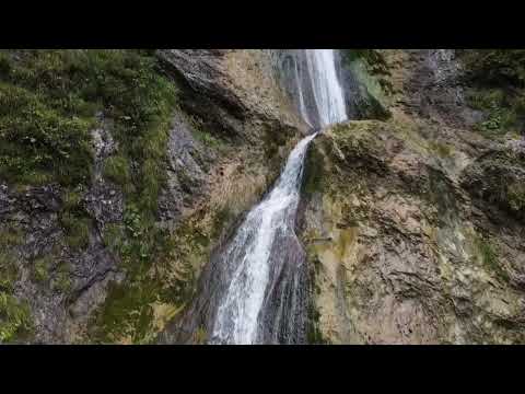 kleiner Wasserfall auf dem Weg zum Weißensee in Österreich