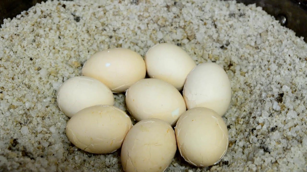 农村妈妈做蛋方法很独特，连不爱鸡蛋的宝宝两口就吃一个，太香了