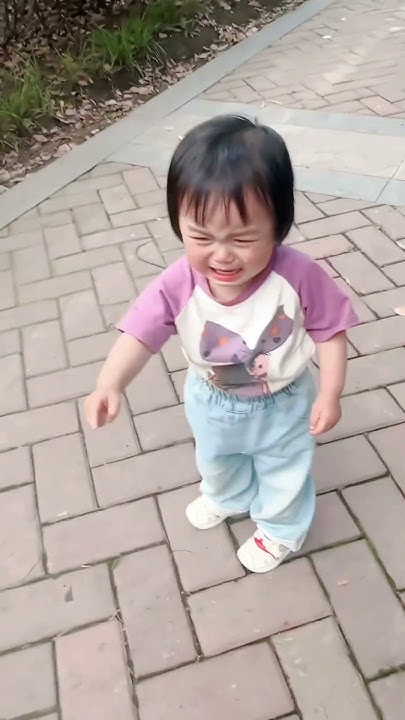 哥哥姐姐跑出去玩不带妹妹，不会说话的妹妹找妈妈告状。网友：一句话没说却表达得清清楚楚@筱熹（小西） #搞笑