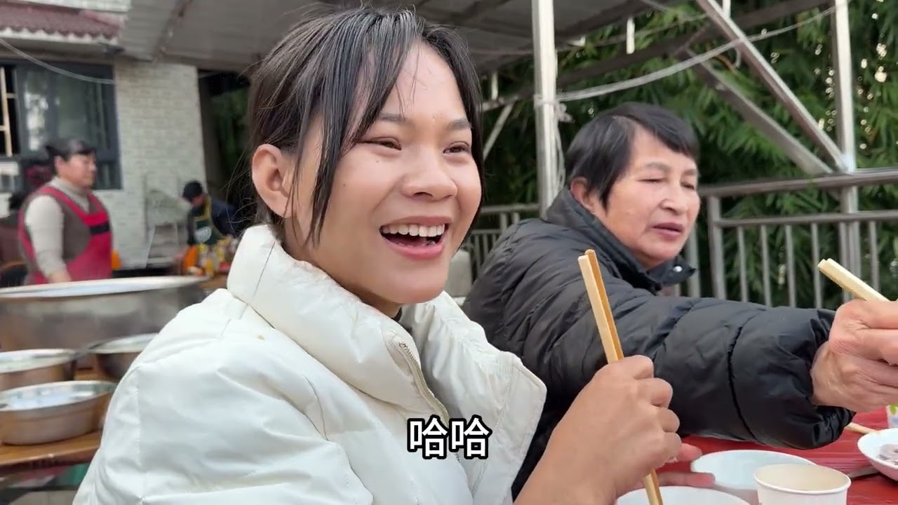 带黄衣哥体验农村杀猪饭，羡慕中国吃这么好！