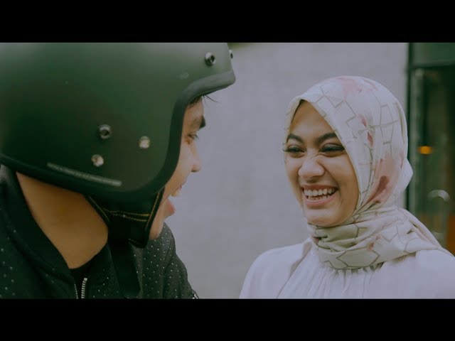 Dengarkan Dia - Teman Tapi Menikah (Official Music Video) class=