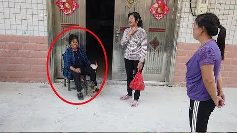 外婆生病不肯住院，两天花了2000，婆婆跑去劝说，花再多钱也得治【乡野小希】 - 天天要闻
